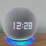 Amazon Echo Dot con reloj