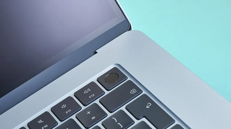 MacBook con pantalla OLED 