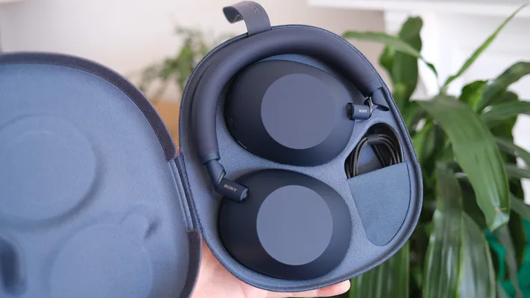 Sony WH-1000XM6 vs. Nothing Headphone (1)