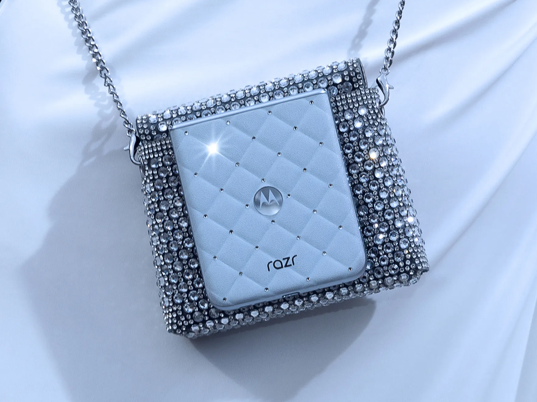 smartphones plegables | motorola razr 60 by Swarovski