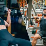 Máquinas vs pesas libres crecimiento muscular