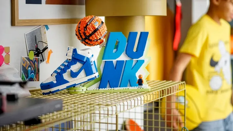 NIKE DUNK X LEGO
