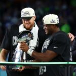 Kenneth Walker III y Sam Darnold Super Bowl Disneyland Resort