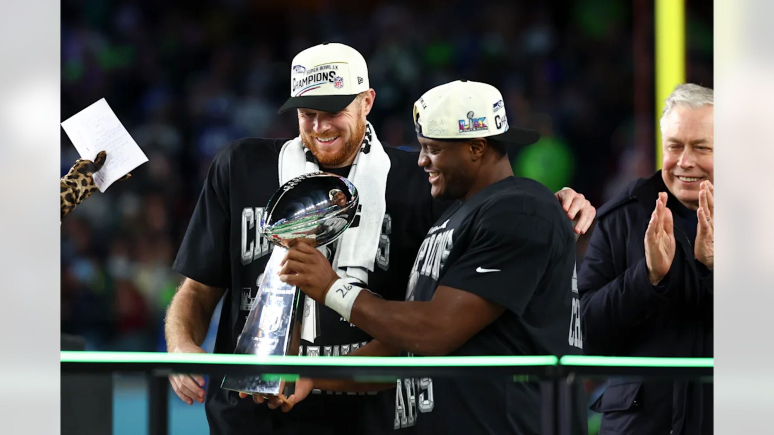 Kenneth Walker III y Sam Darnold Super Bowl Disneyland Resort