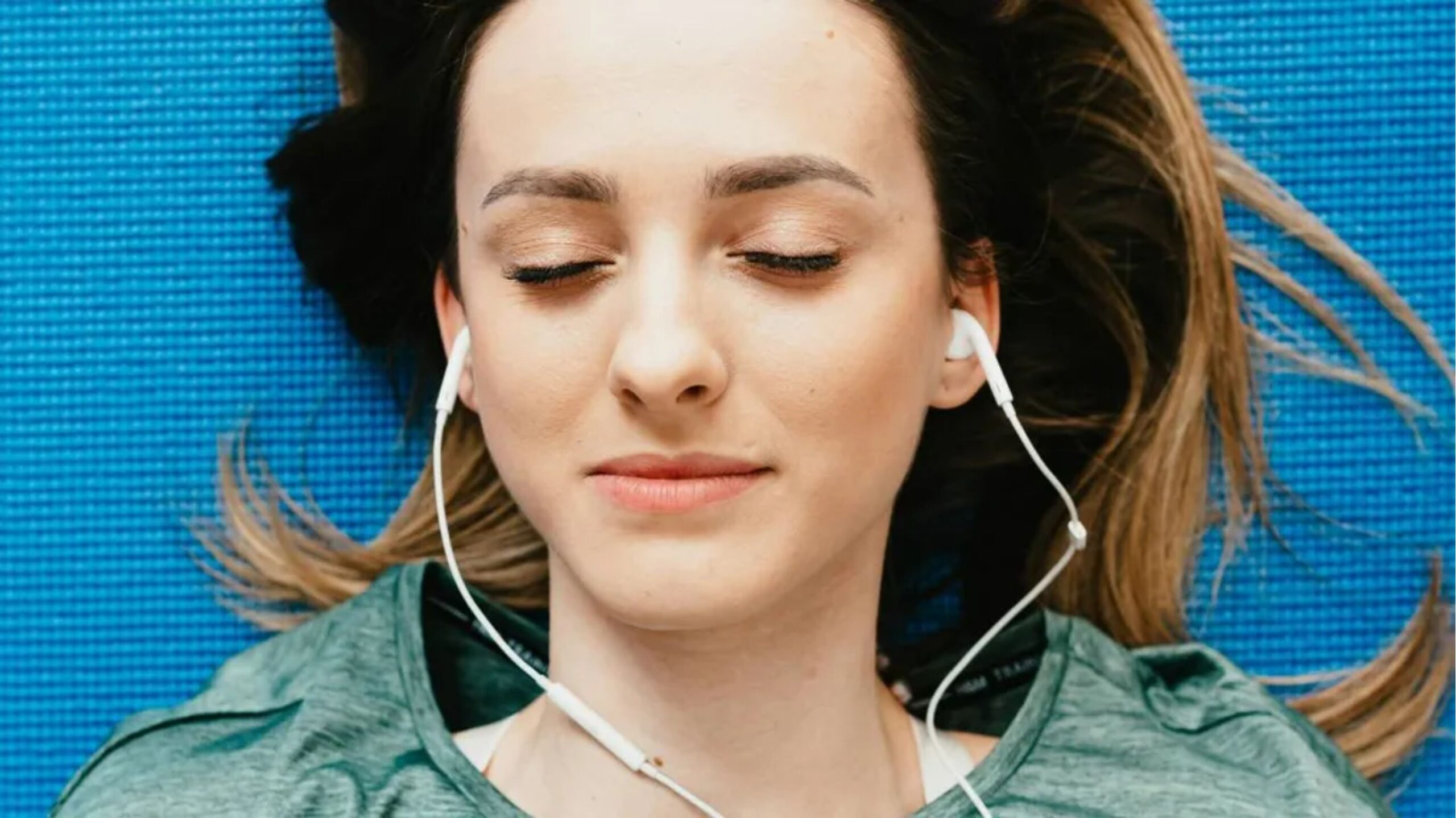 dormir con audífonos