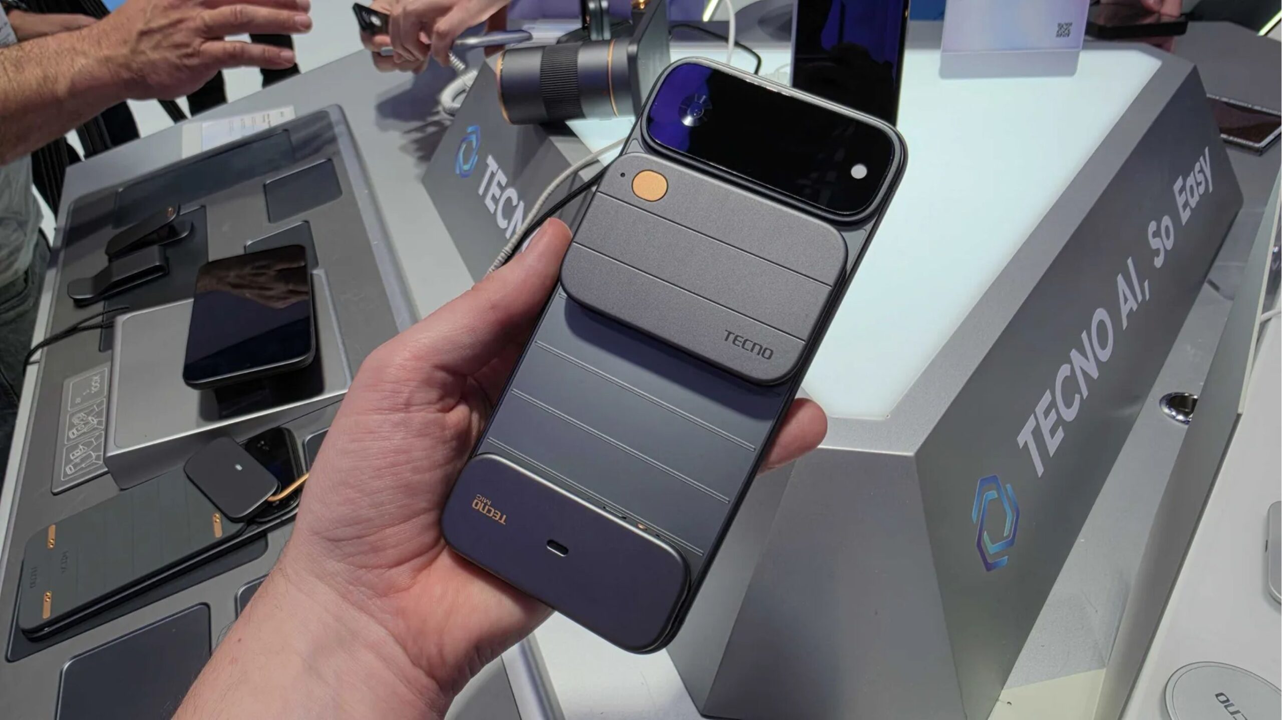 smartphone multicolor de TECNO