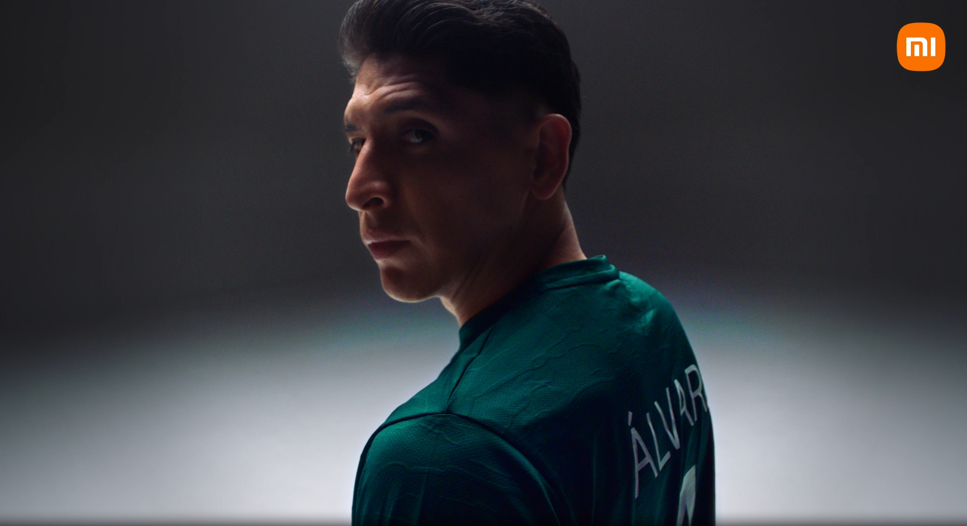 Edson Álvarez embajador serie Xiaomi 17T