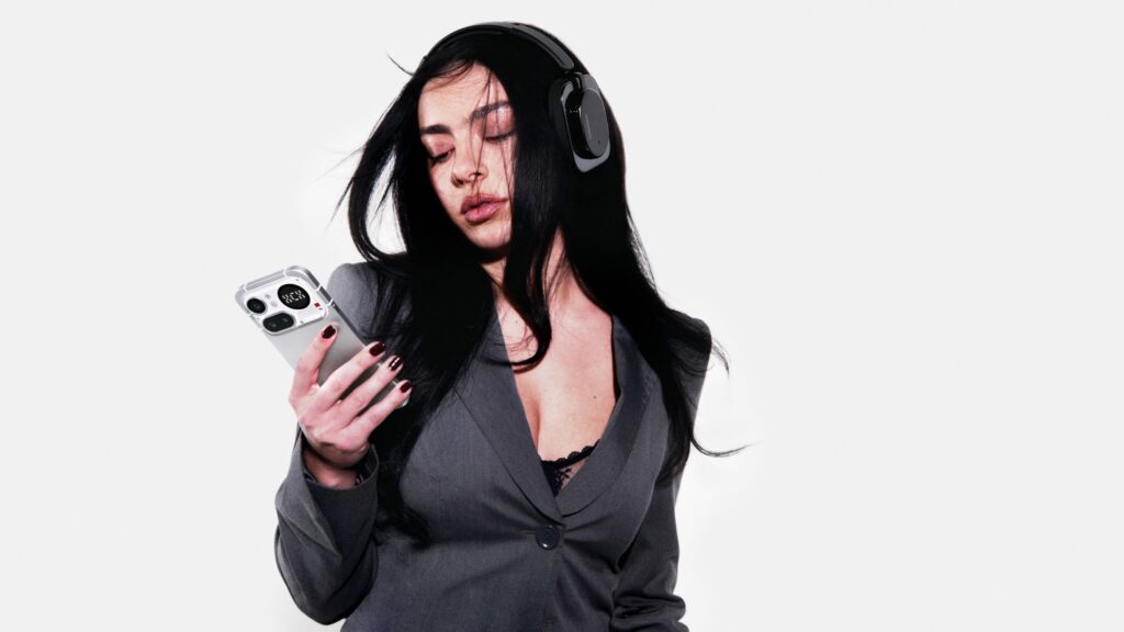 Charli XCX embajadora de Nothing