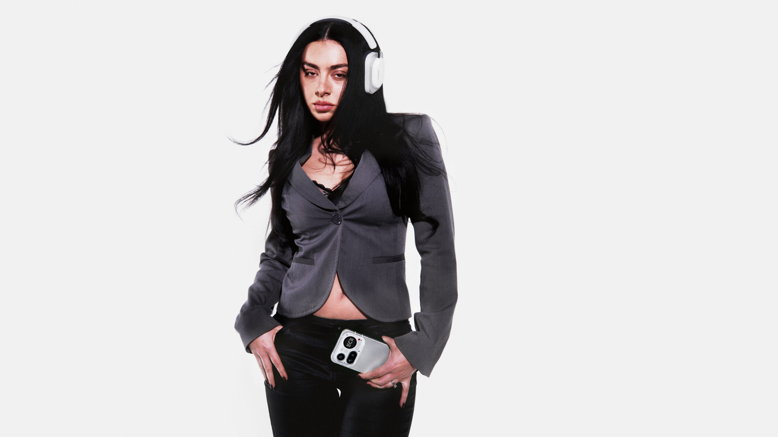 Charli XCX embajadora de Nothing