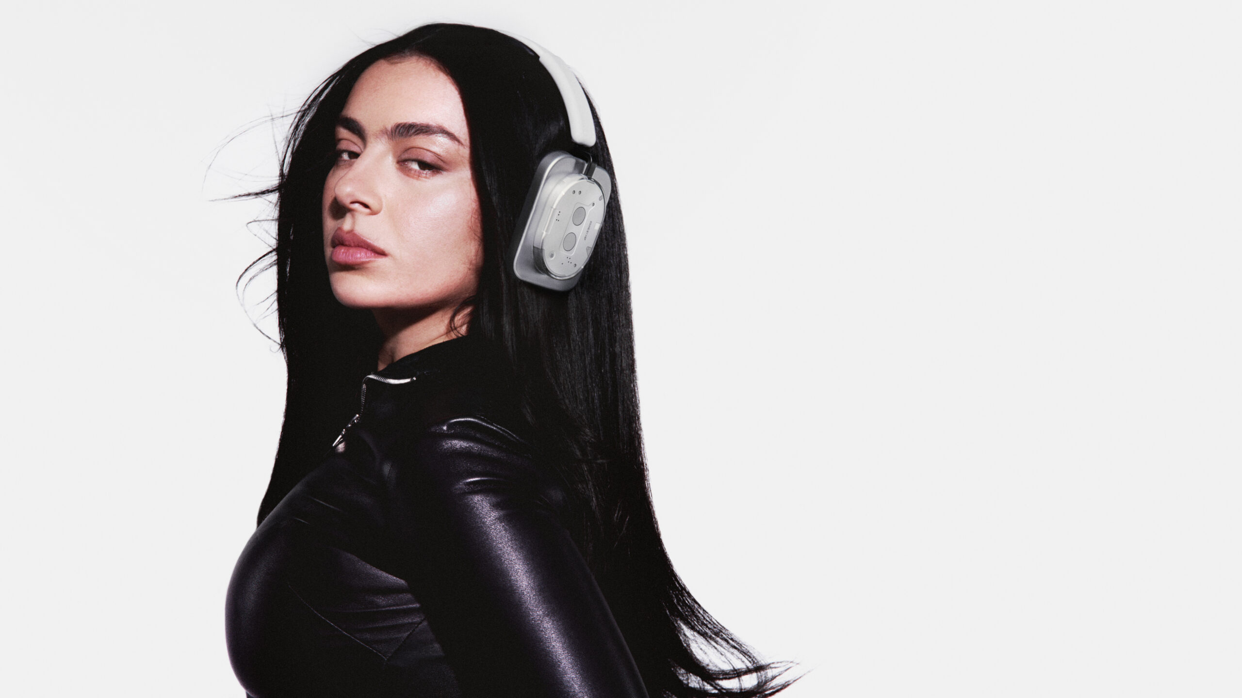 Charli XCX embajadora de Nothing