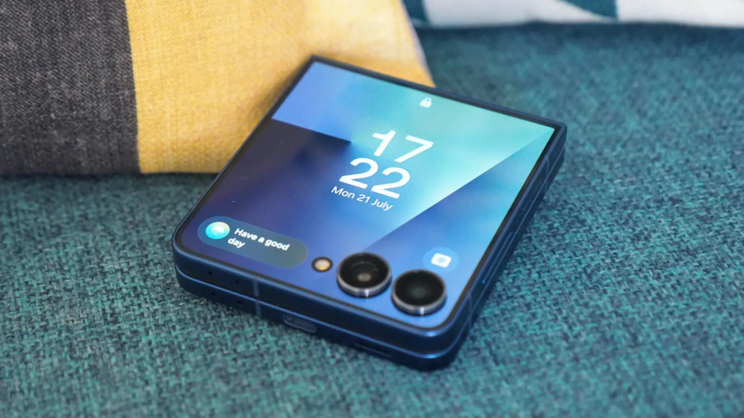 Samsung Galaxy Z Flip 8