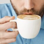 Tomar caf&eacute;
